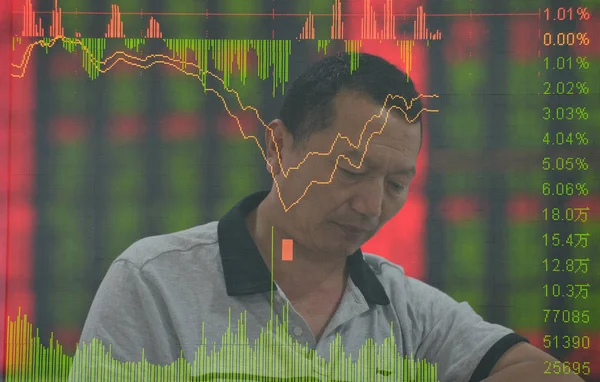 Diesem Multi Exposure Bild Betrachtet Ein Chinesischer Investor Den Shanghai — Stockfoto