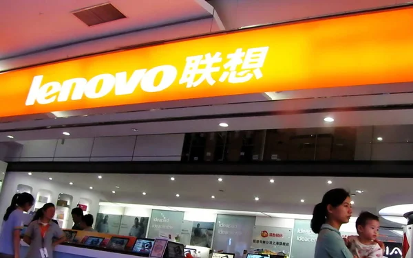 Los Clientes Chinos Compran Computadoras Portátiles Una Tienda Lenovo Shanghai — Foto de Stock