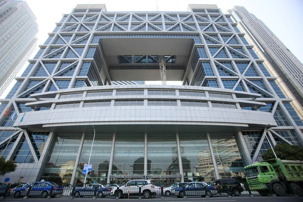 Vehículos Pasan Por Edificio Bolsa Shanghai Sse Distrito Financiero Lujiazui —  Fotos de Stock