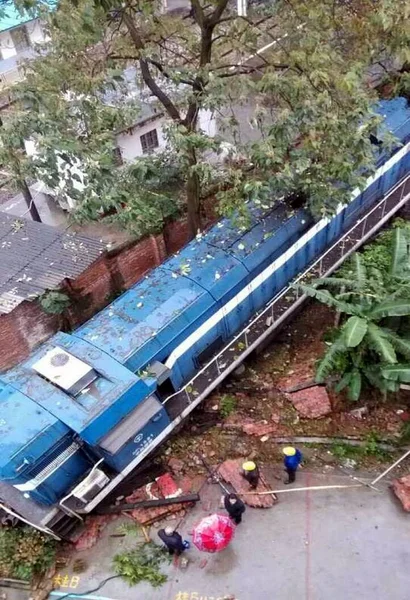Los Trabajadores Miran Locomotora Después Que Descarriló Estrelló Barrio Residencial — Foto de Stock