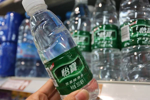 Negozi Clienti Una Bottiglia Acqua Depurata Cestbon Supermercato Nella Città — Foto Stock