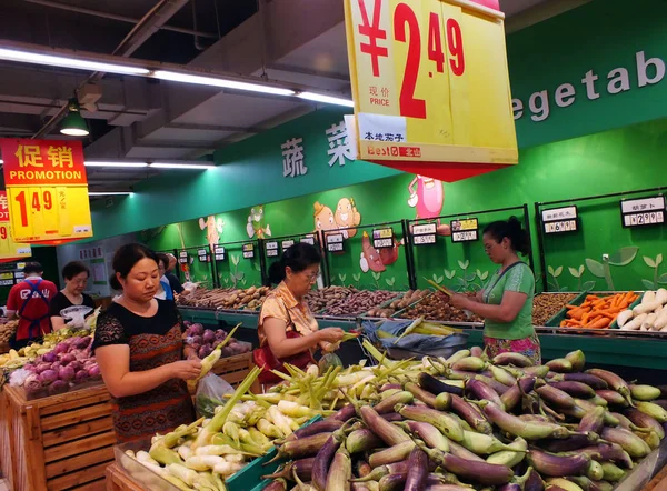 Китайський Клієнти Купують Овочі Супермаркеті Місті Ічан Центральна Провінція Хубей — стокове фото