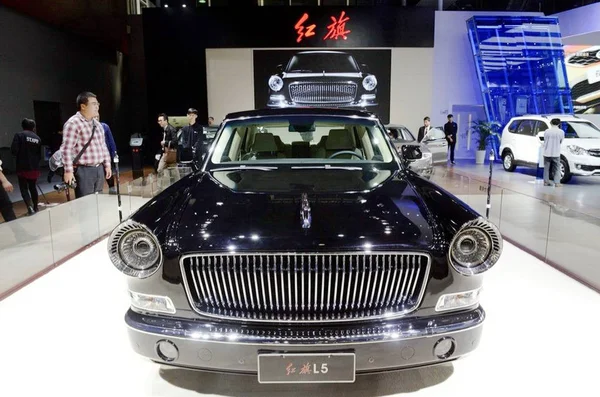 Посетители Смотрят Лимузин Faw Представленный Xii Международной Автомобильной Выставке Китае — стоковое фото