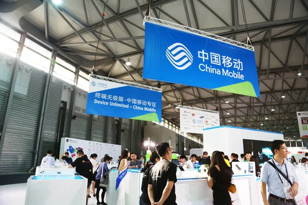 Persone Visitano Stand China Mobile Durante Mobile Asia Expo Mae — Foto Stock