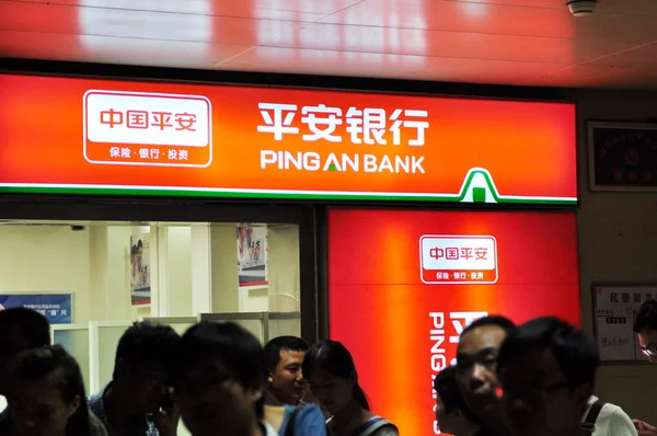 Πεζοί Περπατούν Πάνω Από Ένα Υποκατάστημα Της Ping Bank Στην — Φωτογραφία Αρχείου