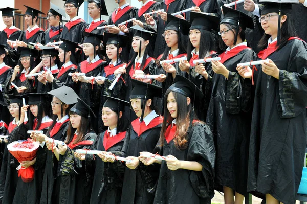 Chinesische Absolventen Akademischen Gewändern Und Hüten Posieren Mit Ihren Diplomen — Stockfoto