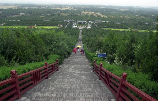 2008年7月25日 中国北西部 西安市のチン皇帝霊廟の丘の上の通路の眺め — ストック写真