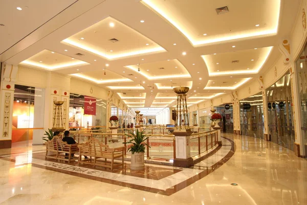 Customers Visit Global Harbor Shopping Center Shanghai China August 2013 — Stock Photo, Image