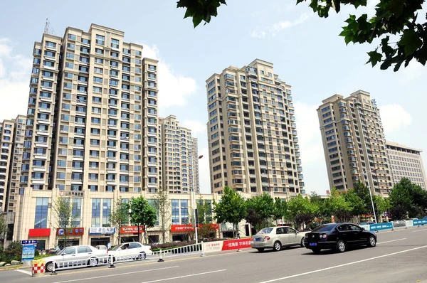 Bilar Passera Genom Nya Bostäder Lägenhetsbyggnader Rizhao City Östra Kinas — Stockfoto