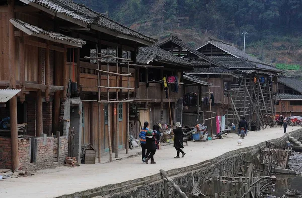Селяни Ходять Річці Банк Селі Жанлі Gaozeng Місто Congjiang County — стокове фото