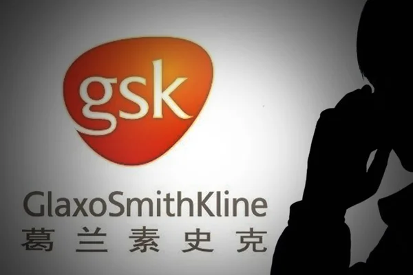 Une Chinoise Parle Sur Son Téléphone Portable Devant Logo Glaxosmithkline — Photo