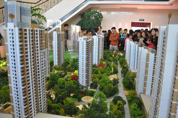 2014年11月2日 中国东部山东省日照市举行的房地产交易会上 中国购房者正在查看住宅公寓楼的模型 — 图库照片