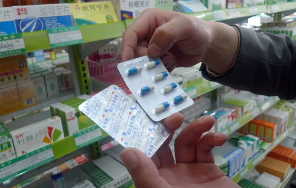 Китайский Офицер Управления Контролю Продуктами Лекарствами Изучает Капсулы Лекарствами Аптеке — стоковое фото