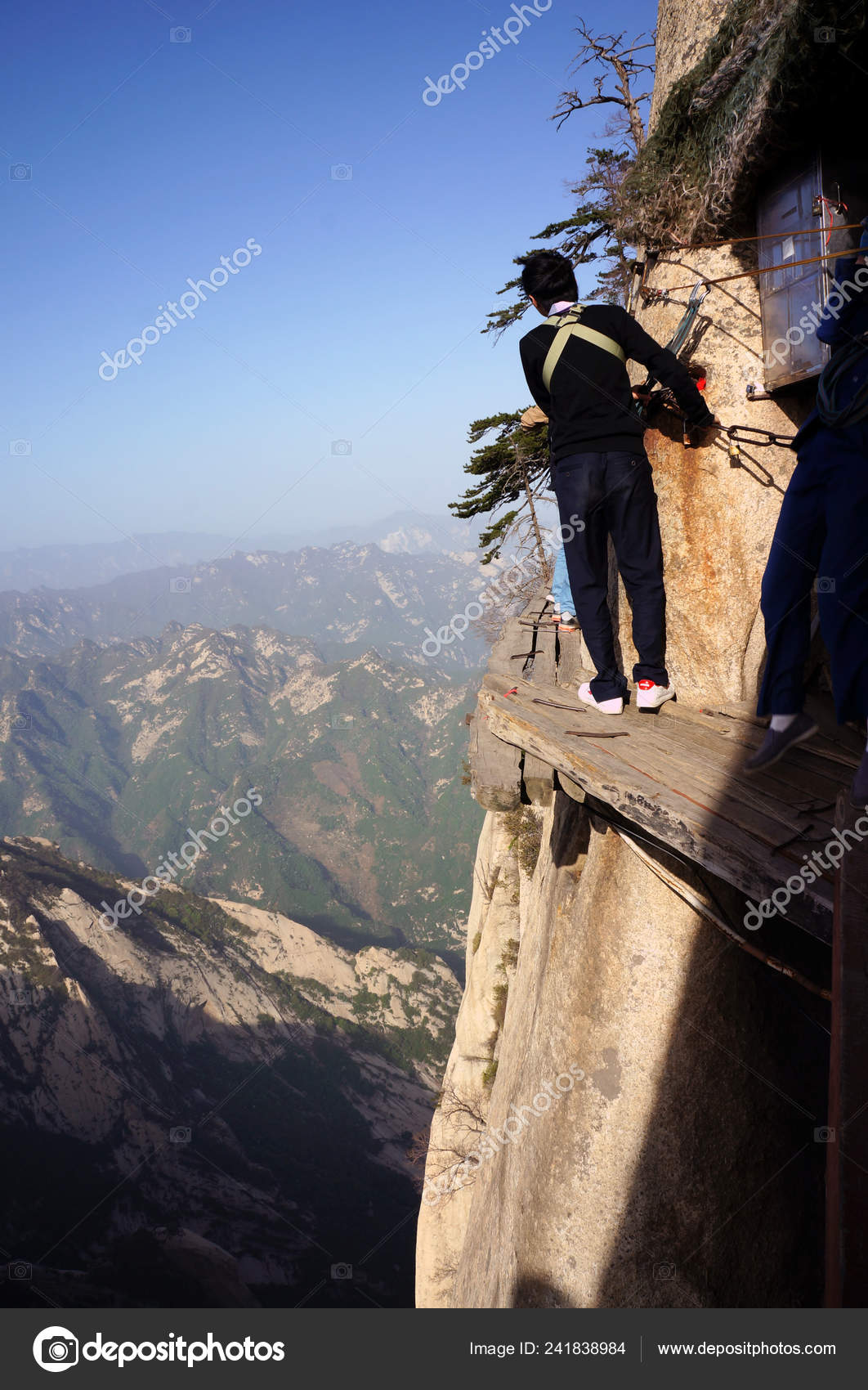 Tourist Walks Hiking Trail Mount Huashan Huashan Mountain Xian City — Stock  Editorial Photo © ChinaImages #241838984, image size:1062x1700