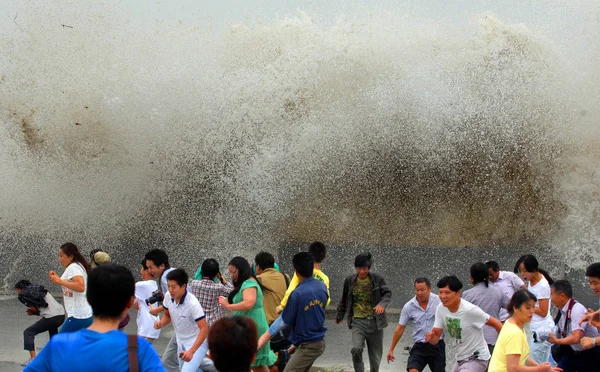 Chinese Spectators Run Away Tidal Bores Qiantang River Surge Bank — Stock Photo, Image