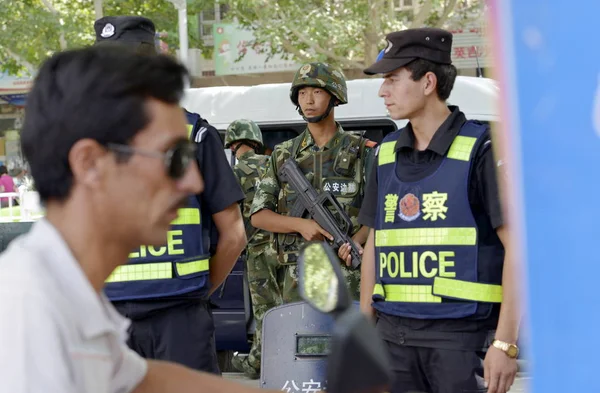 Αρχείο Κινέζοι Αστυνομικοί Και Παραστρατιωτικές Αστυνομικοί Φρουρούν Ένα Δρόμο Στο — Φωτογραφία Αρχείου