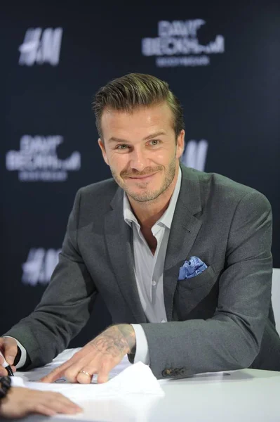 Bintang Sepak Bola Inggris David Beckham Tersenyum Saat Menandatangani Untuk — Stok Foto