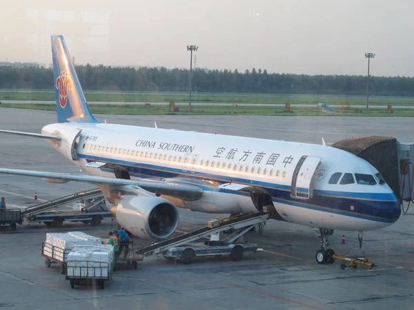 Персонал Выгружает Посылки Самолета China Southern Airlines Международном Аэропорту Пудун — стоковое фото