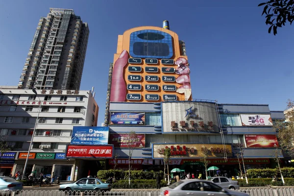 Chinesische Arbeiter Verändern Die Tapete Eines Riesigen Handyförmigen Gebäudes Der — Stockfoto