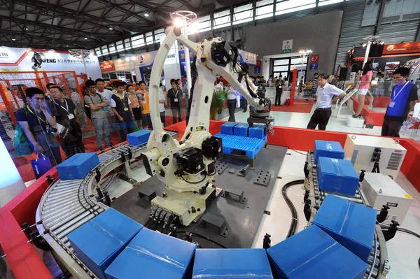 2013年7月2日 在中国上海举行的2013中国国际机器人展上 参观者正在参观纳奇机器人系统机器人系统机器人装置 — 图库照片
