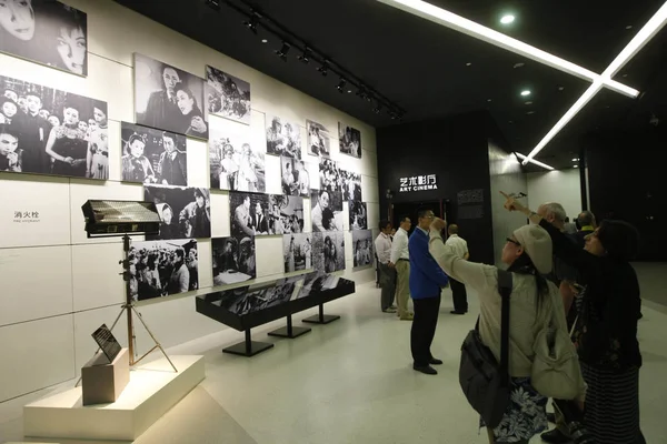 Посетители Смотрят Черно Белые Кадры Старых Китайских Фильмов Шанхайском Музее — стоковое фото