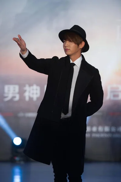 2014年12月10日 韩国演员李俊基在中国北京为他的电影 西西里岛太阳下 举行的新闻发布会上 向中国影迷飞吻 — 图库照片