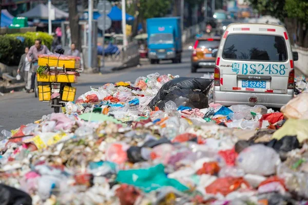 Ein Minivan Ist Von Müllbergen Umgeben Die Auf Einer Straße — Stockfoto