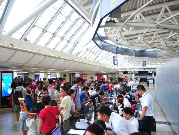 File Los Pasajeros Esperan Terminal Del Aeropuerto Internacional Sanya Phoenix — Foto de Stock