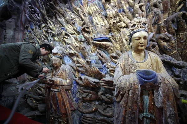 Expert Chinois Est Train Restaurer Une Figure Bodhisattva Des Mille — Photo