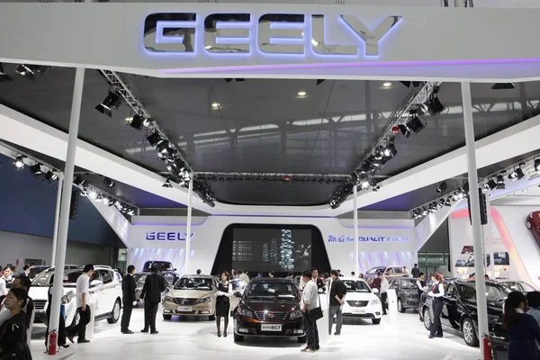 Pessoas Olham Para Carros Geely Durante 10Th China Guangzhou International — Fotografia de Stock