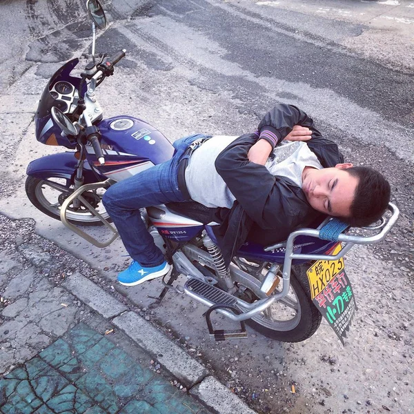 Egy Férfi Fekszik Nemzeti Cselekvési Tervek Saját Motorkerékpár Egy Utcában — Stock Fotó