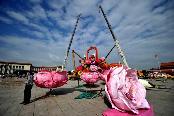 Grúas Descargan Réplicas Flores Una Cesta Gigante Plaza Tian Anmen — Foto de Stock