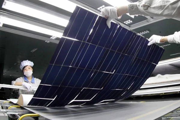 Chinesische Arbeiterinnen Untersuchen Photovoltaik Zellen Von Sonnenkollektoren Die Nach Europa — Stockfoto