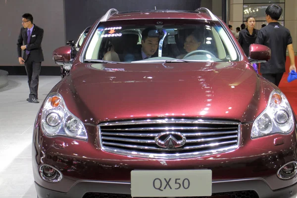 Látogatók Próbálja Qx50 Nissan Infiniti Során Auto Show Fuzhou Város — Stock Fotó