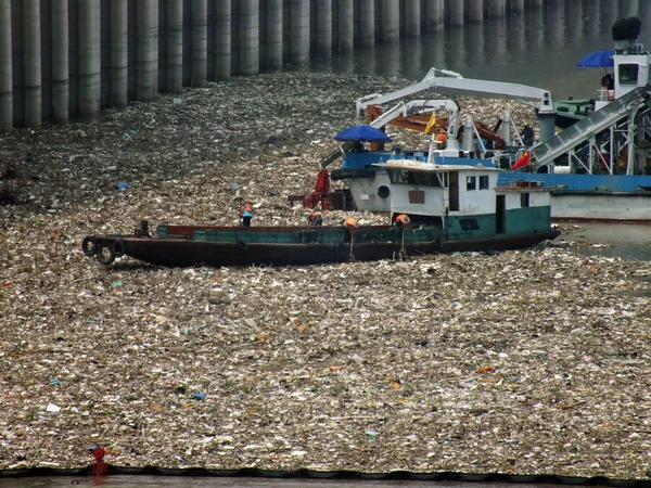 2013年7月17日 中国工人和清洁船在湖北省宜昌市三峡大坝旁的长江上收集漂浮的垃圾 — 图库照片