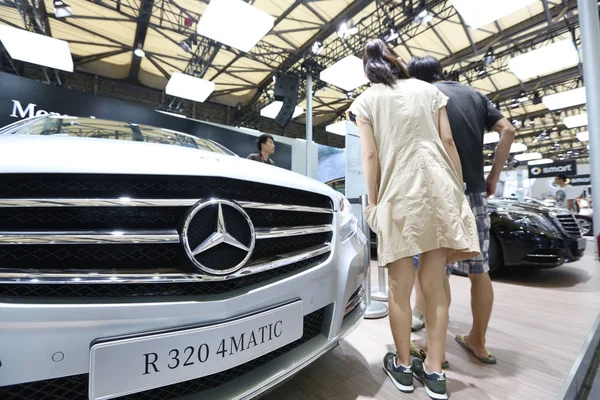 Návštěvníci Prohlédnout Automobily Mercedes Benz Displeji Veletrhu 2014 Pudong International — Stock fotografie