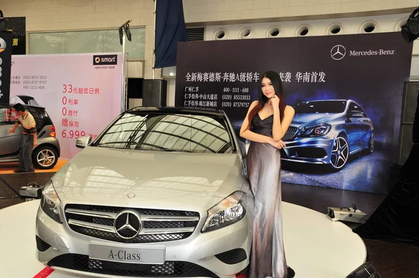 Bestand Een Model Poses Stand Van Mercedes Benz Tijdens Een — Stockfoto