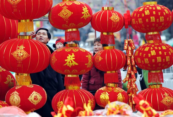 2012年1月16日 当地居民在中国东部安徽省阜阳市的一个市场购买即将到来的春节或中国卢纳新年的红灯笼 — 图库照片