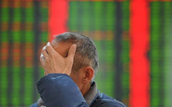 中国の投資家は Fuyang 東中国安徽州の株式仲買家で株価 価格下落のためにグリーン を見て 4月2012日 — ストック写真