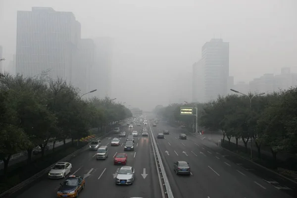 Samochody Podróży Drodze Ciężkich Smog Pekinie Chiny Października 2014 — Zdjęcie stockowe