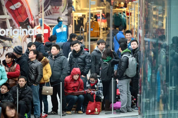 2012年1月12日 在中国上海的苹果旗舰店 粉丝们排队等待Iphone 4的发布 — 图库照片