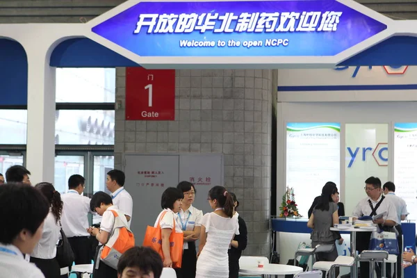 Los Visitantes Hablan Stand North China Pharmaceutical Group Ncpc Durante — Foto de Stock