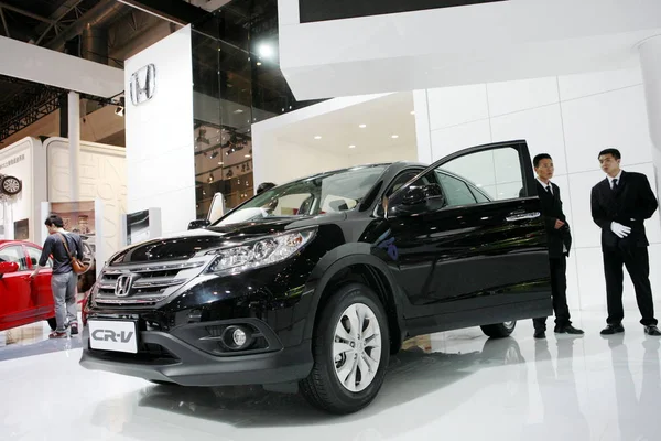 Visitante Prueba Honda Exhibición Durante 13ª Exposición Internacional Automóviles Beijing — Foto de Stock