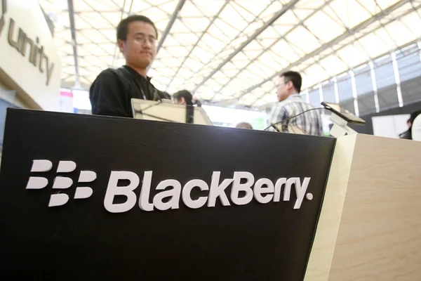 Люди Посещают Стенд Blackberry Время China Digital Entertainment Expo Conference — стоковое фото