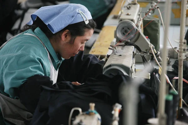 2013年1月18日 中国東部安寧省華北市の衣料品工場で 東南アジアに輸出される女性中国人労働者が衣服を縫う — ストック写真