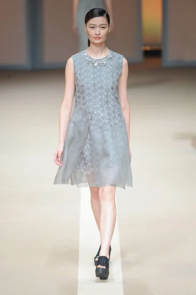 モデルは 2014 中国の北京で中国ロンドンファッションウィークの春 2015 年中に輝趙恵ファッションショーで趙恵デザイナーによって新しい創造を表示します — ストック写真