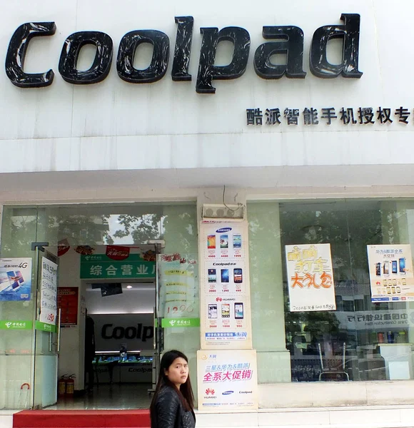 Piéton Passe Devant Magasin Téléphonie Mobile Coolpad Dans Ville Yichang — Photo