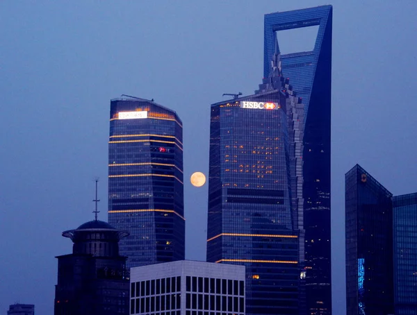 Der Vollmond Ist Durch Die Zwillingstürme Des Shanghai International Finance — Stockfoto