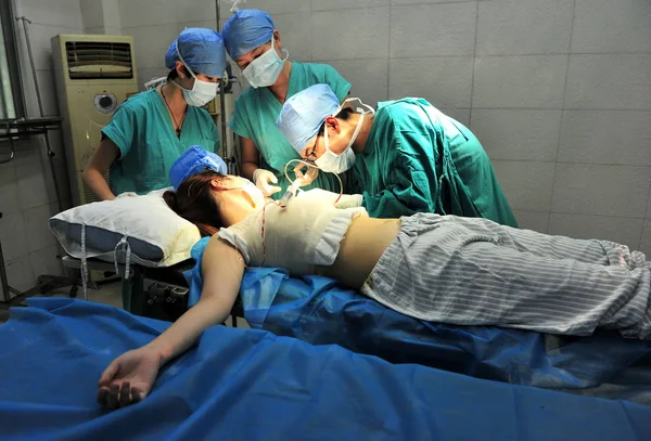 Ung Akademiker Xiao Mei Genomgår Bröstförstoring Kirurgi Ett Sjukhus Guangzhou — Stockfoto