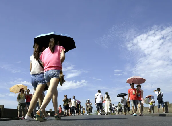 Туристы Посещают Белый Мост Западного Озера Палящим Солнцем Городе Ханчжоу — стоковое фото